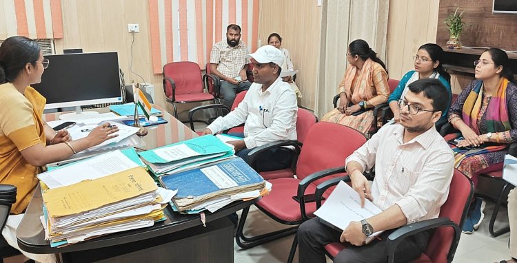 कल्याण विभाग की समीक्षा बैठक में डीडीसी सख्त, छात्रावासों में शीघ्र नामांकन व लंबित योजनाएं पूरी करने का निर्देश