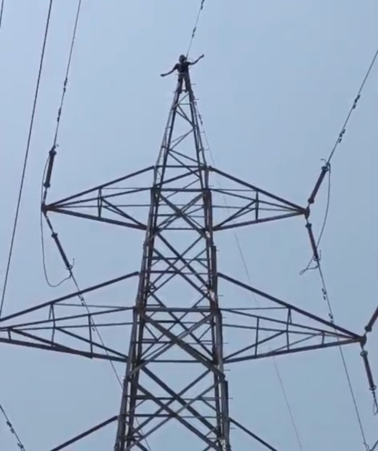 पत्नी से कहासुनी के बाद टॉवर पर चढ़ा युवक, घंटेभर चला हाई ड्रामा