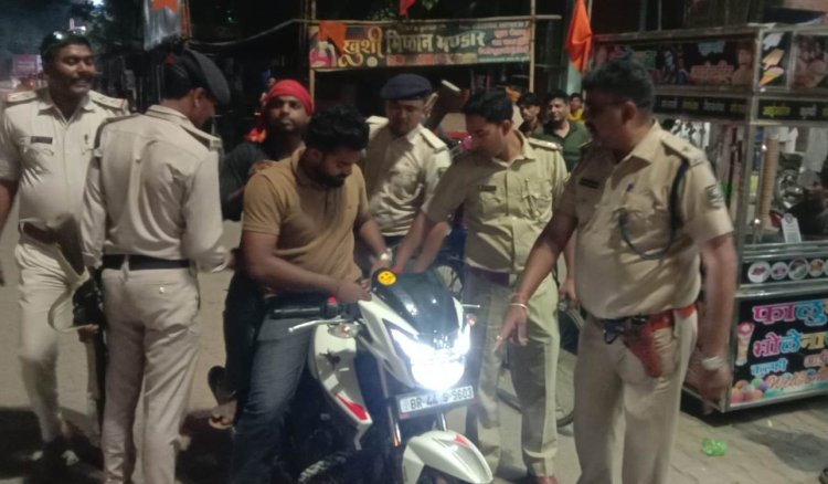 डुमरांव में ट्रैफिक नियम तोड़ने वालों पर पुलिस की सख्ती विशेष जांच अभियान में 10 हजार से अधिक जुर्माना