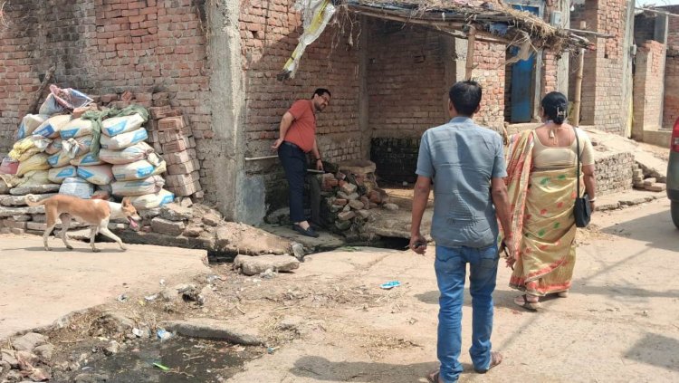रामपुर वार्ड-3 में जर्जर नाली से सड़क पर बह रहा पानी, बीडीओ ने किया निरीक्षण