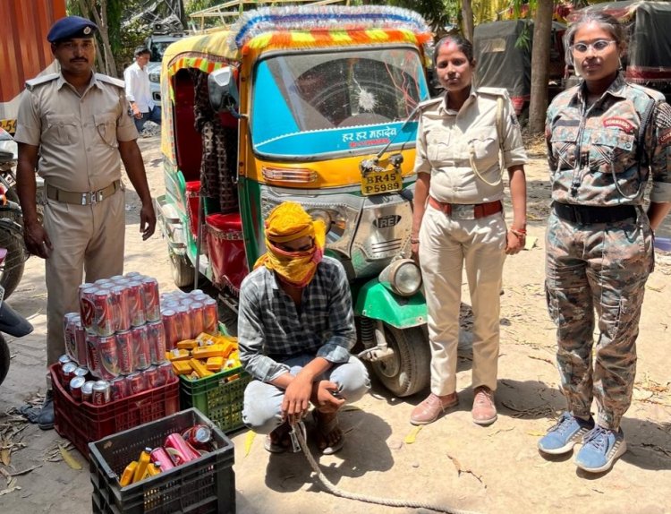 चौसा चेकपोस्ट पर उत्पाद विभाग की बड़ी कार्रवाई, ऑटो से 102 लीटर शराब जब्त