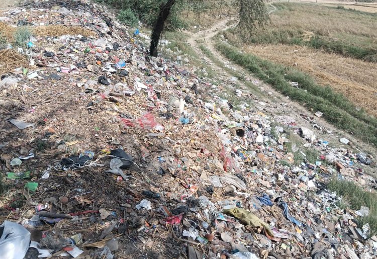 चौसा में स्वच्छता के नाम पर खिलवाड़, नदी किनारे बन रहा कचरे का पहाड़