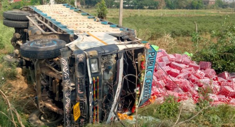 बच्चे को बचाने में अनियंत्रित हुई डीसीएम, चौकियां के पास पलटी कोल्ड्रिंक से भरी गाड़ी