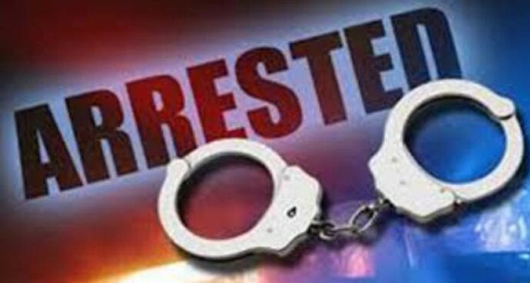 चक्की में देशी शराब के साथ तस्कर गिरफ्तार, दो शराबी भी पकड़ाए