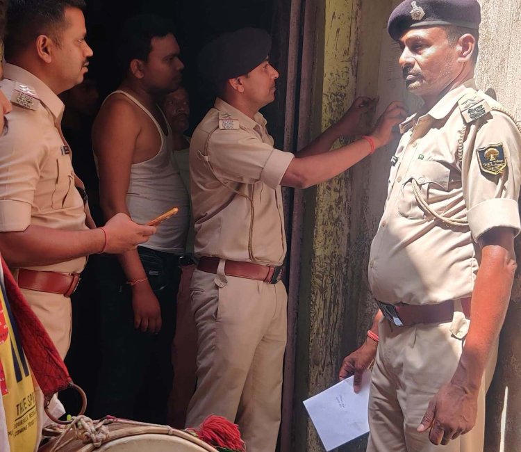 पुराना भोजपुर गोलीकांड के फरार आरोपी के घर पुलिस ने चस्पाया इश्तहार