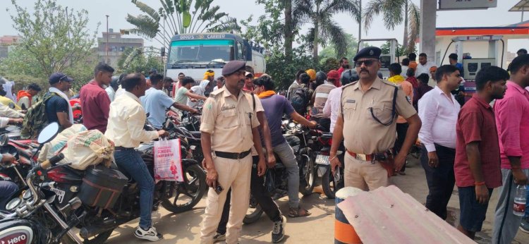 डुमरांव में पेट्रोल खत्म होने की अफवाह में पंपो पर लगी भीड़, पुलिस की मुश्तैदी से स्थिति हुई सामान्य