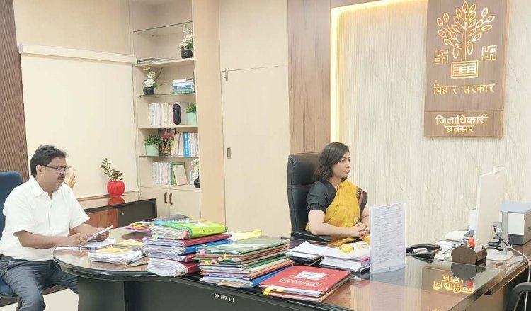 बक्सर में पेट्रोल पंपों पर उमड़ी भीड़, डीएम ने की समीक्षा बैठक