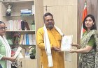ज्ञान-संरक्षण के प्रहरी बने पूर्णानंद मिश्रा व नरोत्तम द्विवेदी, जिलाधिकारी ने किया सम्मानित