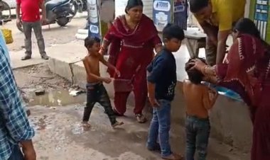 बक्सर में ठिकेदार की लापरवाही से टली बड़ी दुघर्टना बाइक पर सवार दो बच्चे अर्द्धनिर्माण नाले में गिरे बाल-बाल बची जान, सदर एसडीएम ने की संवेदक हेमंत सिंह पर नोटिस