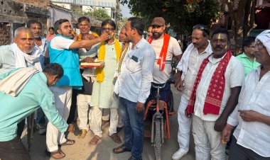 एनडीए मंत्रिमंडल गठन पर डुमरांव में जश्न, कार्यकर्ताओं ने बांटी मिठाइयां
