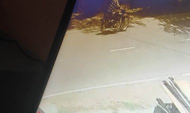 दरवाजे से बुलेट गायब, कैमरे में कैद हुए शातिर ,गांव से बाहर पहुंचते ही फरार