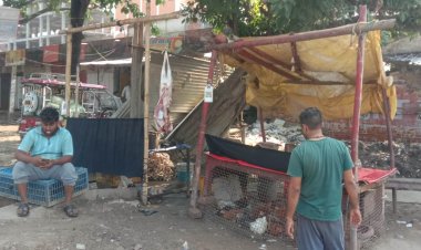 खुले में कटे मांस की बिक्री जारी, नगर परिषद की कार्रवाई ठंडे बस्ते में