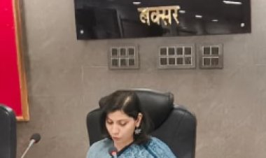 लंबित परियोजनाओं पर डीएम साहिला का सख्त रुख