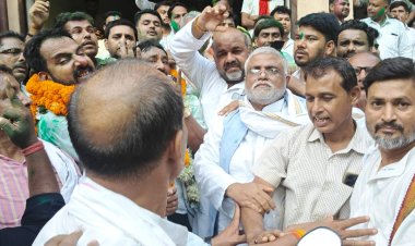 बक्सर-भोजपुर एमएलसी उपचुनाव: सोनू राय की जीत पर महागठबंधन में जश्न, केसठ में मिठाइयाँ बाँटकर मनाई खुशी