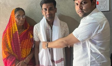 सामाजिक कार्यकर्ता अमन पांडेय ने जीएसटी इंस्पेक्टर बने मनीष को किया सम्मानित