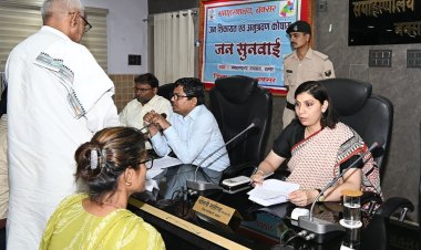 जनता दरबार में गूंजीं जमीन, विकास और जनसुविधाओं की समस्याएं
