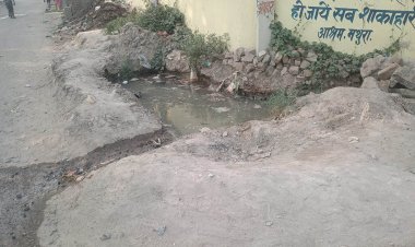 दो महीने से सड़क पर बह रहा सरकारी पानी, प्यासे ग्रामीणों का फूटा गुस्सा