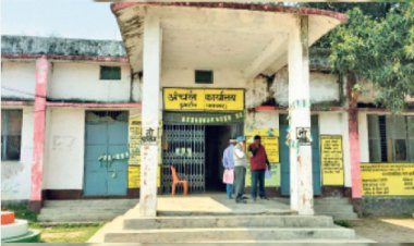 लंबित मामलों पर सख्ती, डुमरांव अंचल कार्यालय में एडीएम का औचक निरीक्षण