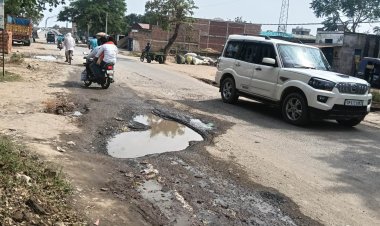 अस्पताल मार्ग बना जोखिम भरा, जलजमाव और टूटे सड़क हिस्से से बढ़ी दुर्घटना की आशंका