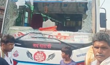 बस पर पथराव से दहशत, बाल-बाल बचे यात्री