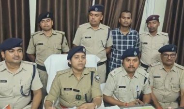 चलती ट्रेन में उत्पाद विभाग की टीम से हाथापाई करने वाले चार तस्कर गिरफ्तार, रेल डीएसपी ने प्रेस वार्ता में दी जानकारी