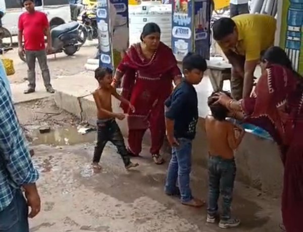 बक्सर में ठिकेदार की लापरवाही से टली बड़ी दुघर्टना बाइक पर सवार दो बच्चे अर्द्धनिर्माण नाले में गिरे बाल-बाल बची जान, सदर एसडीएम ने की संवेदक हेमंत सिंह पर नोटिस
