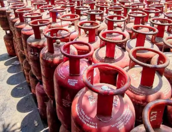 बक्सर में एलपीजी आपूर्ति पर सख्ती: कालाबाजारी पर नकेल, 25-45 दिन बाद ही बुकिंग की अनुमति