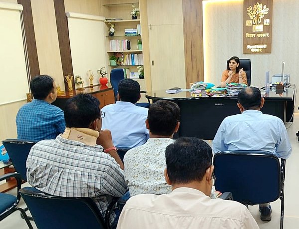 लंबित राजस्व मामलों पर डीएम सख्त, एक सप्ताह में निष्पादन का अल्टीमेटम