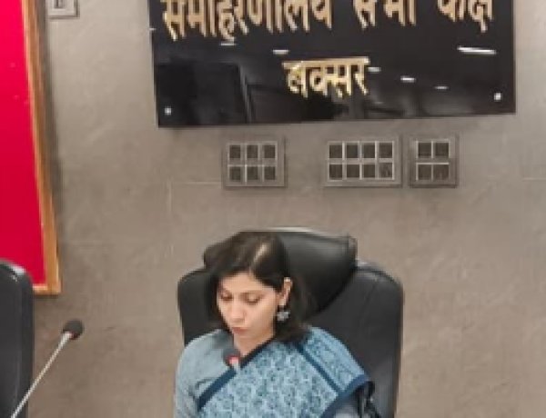 लंबित परियोजनाओं पर डीएम साहिला का सख्त रुख