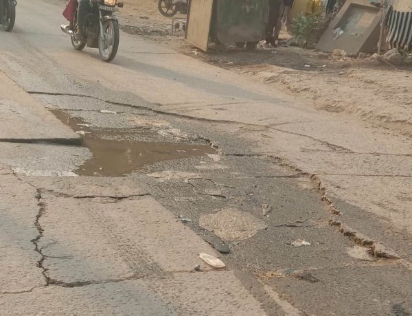 स्टेशन रोड पर मरम्मत के नाम पर सिर्फ सियासत, गड्ढों से नहीं मिली राहत