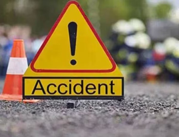 स्टेशन रोड में ट्रको के बेतरतीब पार्किंग व बेलगाम परिचाल का शिकार हुए स्कूटी सवार दंपति
