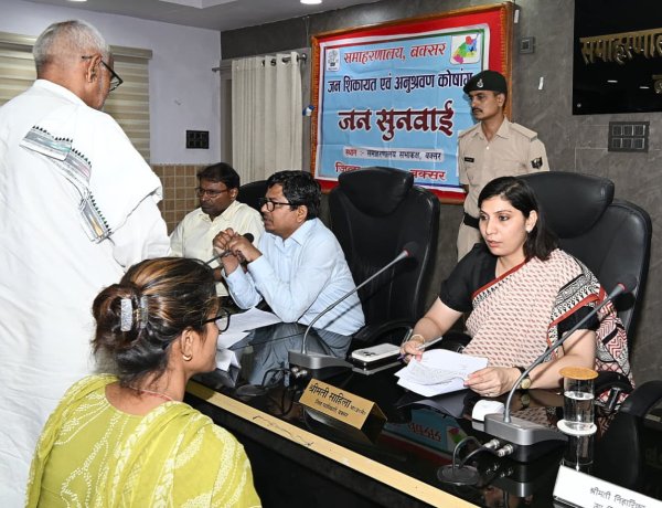 जनता दरबार में गूंजीं जमीन, विकास और जनसुविधाओं की समस्याएं