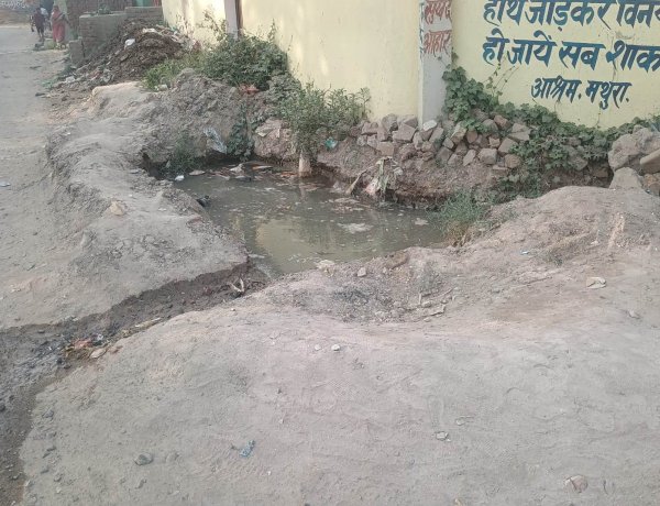 दो महीने से सड़क पर बह रहा सरकारी पानी, प्यासे ग्रामीणों का फूटा गुस्सा