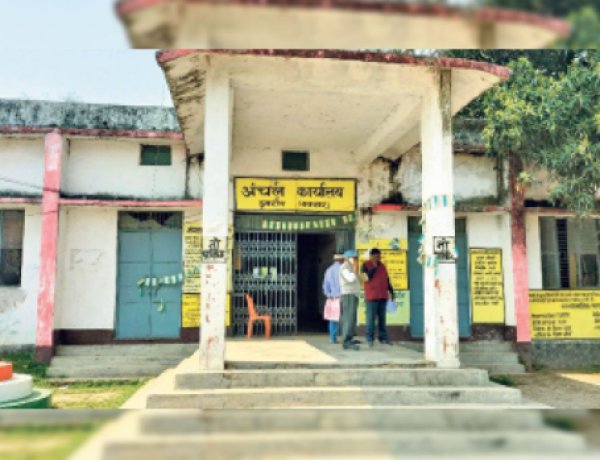 लंबित मामलों पर सख्ती, डुमरांव अंचल कार्यालय में एडीएम का औचक निरीक्षण