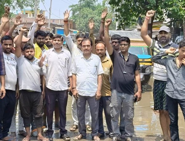 कोरान सराय में छह महीने से जलमग्न है दो प्रमुख सड़कें, फूटा लोगों का गुस्सा