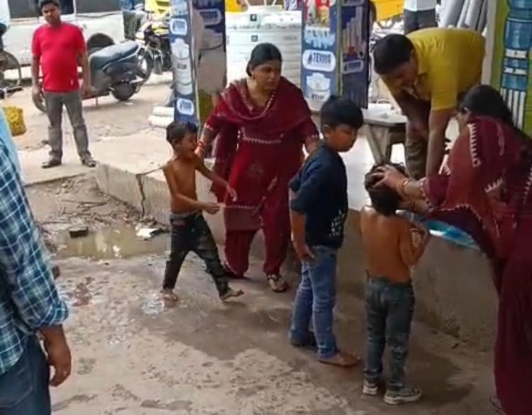 बक्सर में ठिकेदार की लापरवाही से टली बड़ी दुघर्टना बाइक पर सवार दो बच्चे अर्द्धनिर्माण नाले में गिरे बाल-बाल बची जान, सदर एसडीएम ने की संवेदक हेमंत सिंह पर नोटिस