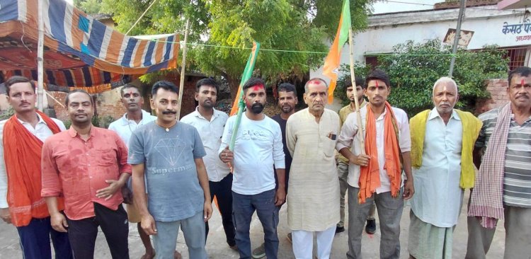 केसठ में भाजपा कार्यकर्ताओं ने मनाया जीत का जश्न, अबीर-गुलाल से सराबोर हुआ नया बाजार