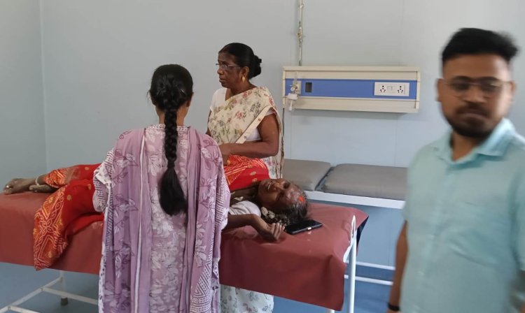 लापरवाही की सड़क पर मौत का गड्ढा, टोटो हादसे में बुजुर्ग महिला गंभीर