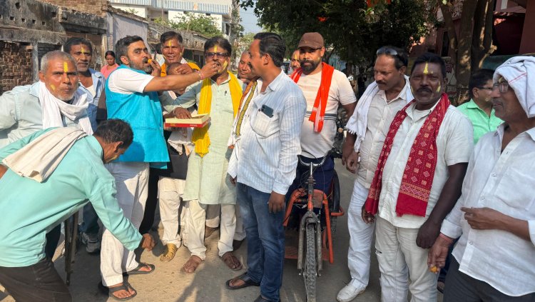 एनडीए मंत्रिमंडल गठन पर डुमरांव में जश्न, कार्यकर्ताओं ने बांटी मिठाइयां