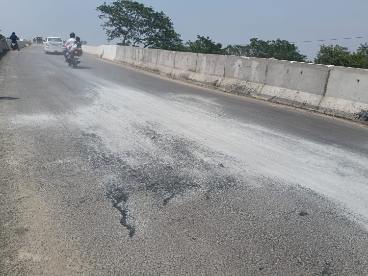 24 करोड़ की सड़क सात दिन में बैठी, चौसा आरओबी पर भ्रष्ट निर्माण का आरोप