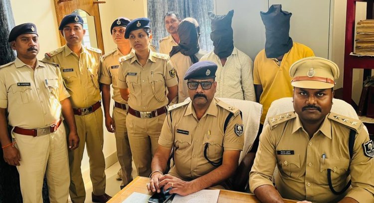 डुमरांव में अंतरजिला छिनतई गिरोह के तीन उचक्के गिरफ्तार, 1.38 लाख नगद और बाइक जब्त
