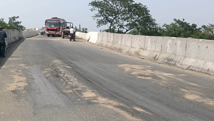 चौसा आरओबी की मरम्मत पर उठे सवाल, धंसी सड़क पर सिर्फ कालीकरण का आरोप