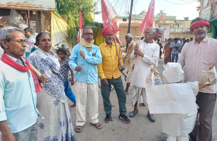 केसठ में भाकपा-माले ने फूंका मुख्यमंत्री का पुतला, लाठीचार्ज के विरोध में किया प्रदर्शन