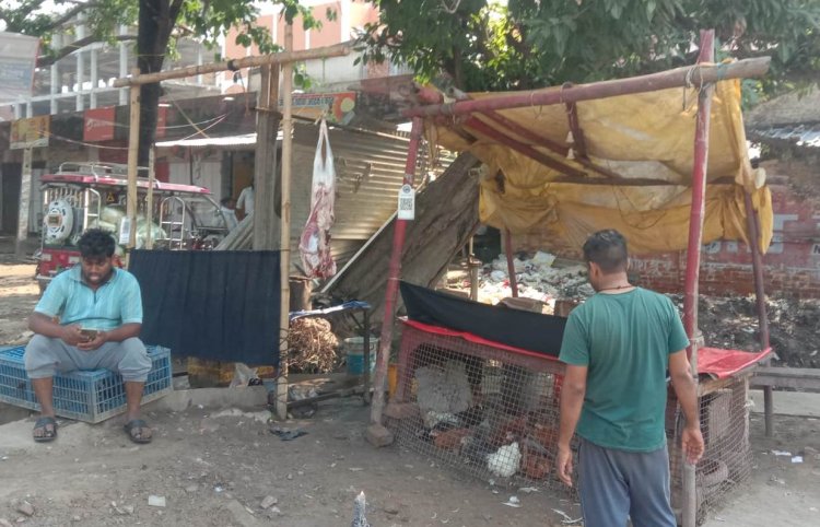 खुले में कटे मांस की बिक्री जारी, नगर परिषद की कार्रवाई ठंडे बस्ते में