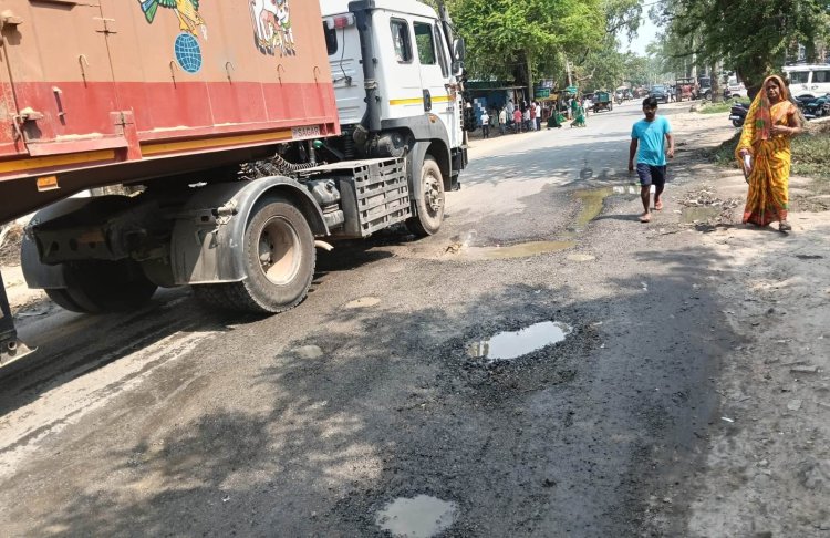 गंदे पानी ने बिगाड़ी मुख्य मार्ग की सूरत, अस्पताल जाने वाले मरीज भी हो रहे परेशान