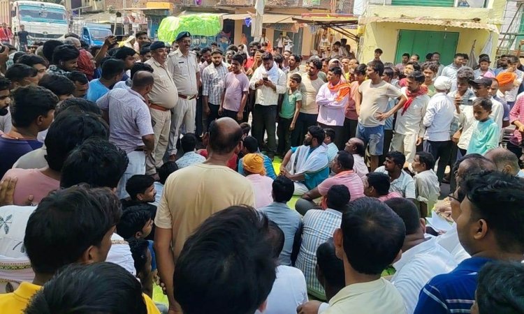लगातार चोरी से खौफ में कारोबारी, बाजार बंद कर सड़क जाम