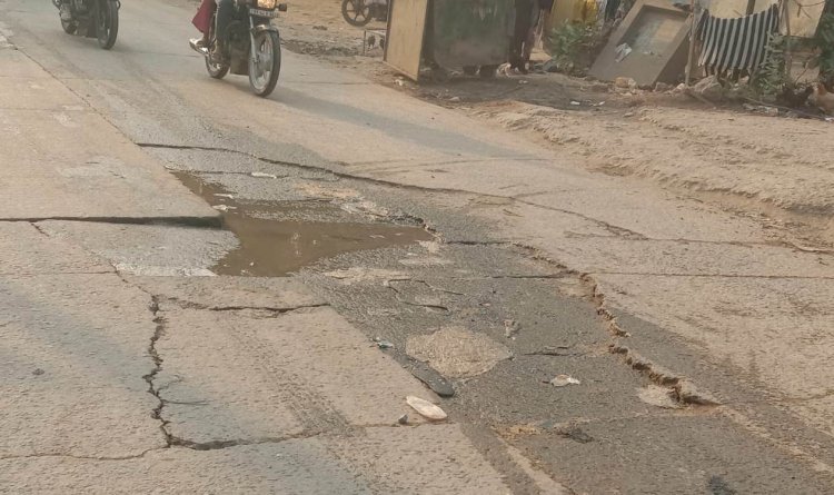 स्टेशन रोड पर मरम्मत के नाम पर सिर्फ सियासत, गड्ढों से नहीं मिली राहत
