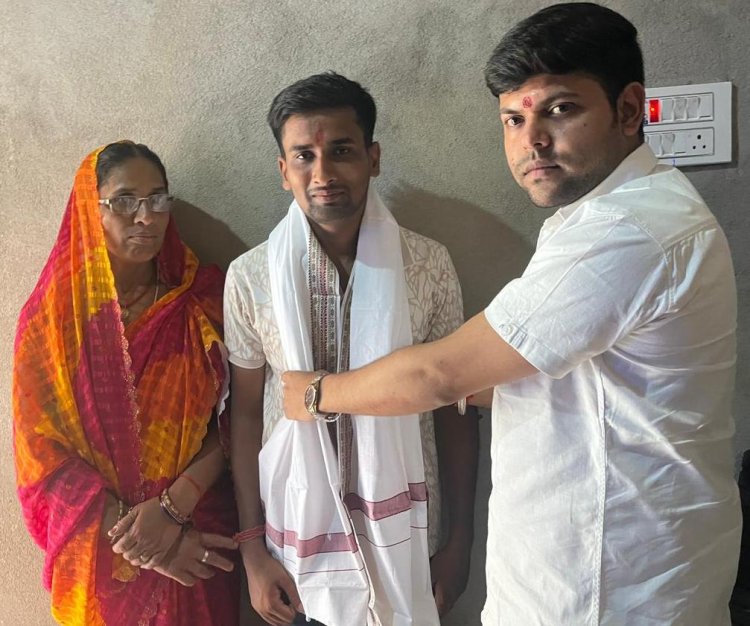 सामाजिक कार्यकर्ता अमन पांडेय ने जीएसटी इंस्पेक्टर बने मनीष को किया सम्मानित