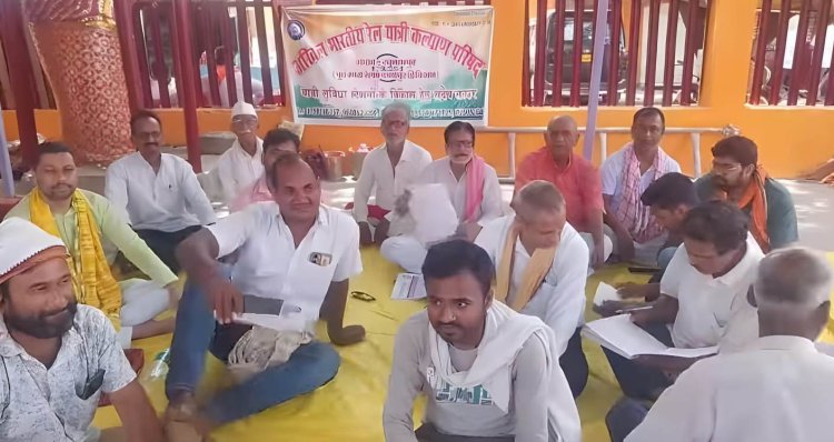 बलिया रेल संपर्क को लेकर फिर मुखर हुए लोग, रघुनाथपुर स्टेशन पर निर्माण कार्य की जांच