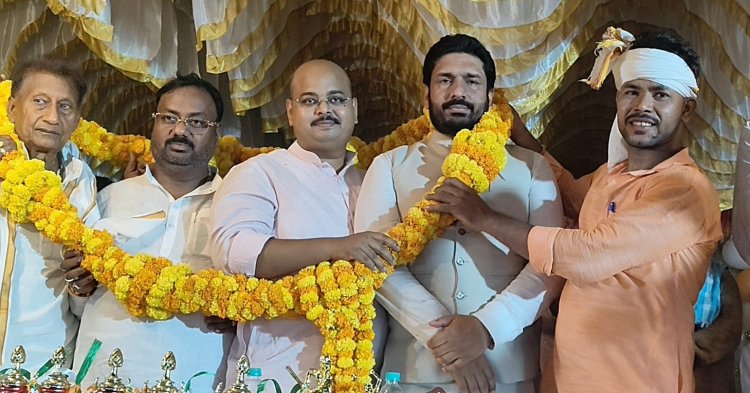 वैना की रात क्रिकेट के नाम, आरा 11 ने पनियारी टीम को 52 रन से हराकर बनी चैम्पियन